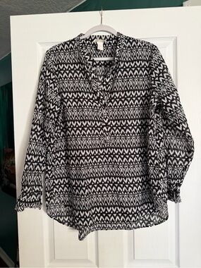 H&M Black and White Geometric V-Neck Blouse